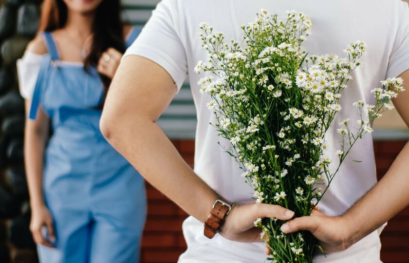 Couple on first date holding flowers