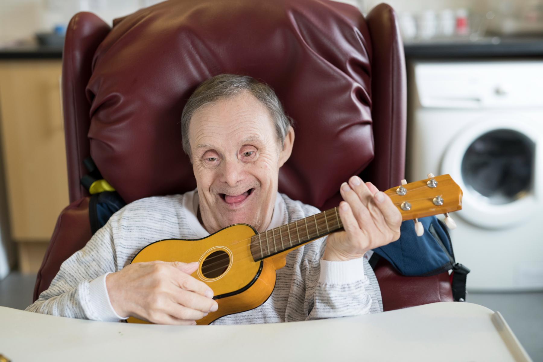 PWS Ian plays his ukulele